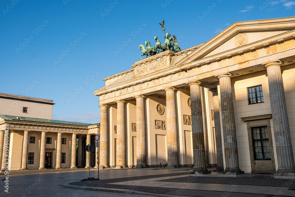 Obraz premium The iconic Brandenburg Gate in Berlin on a sunny morning with no people