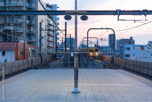 夕方の駅のホーム
