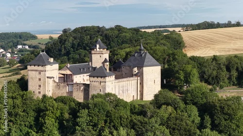 Wallpaper Mural La château de Malbrouck, sur les hauteurs du village de Manderen, en Moselle, région Lorraine. Torontodigital.ca