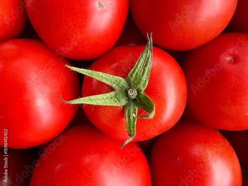 Domowe piękne pomidory, na drewnianej desce, 100% Polska wieś 