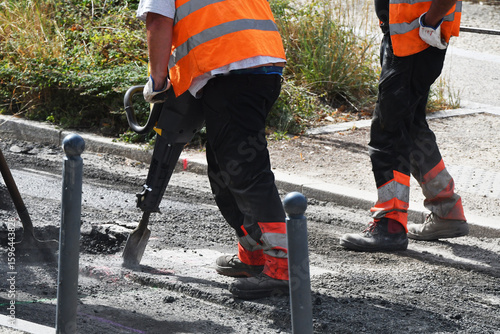 Ouvrier sur un chantier  routier