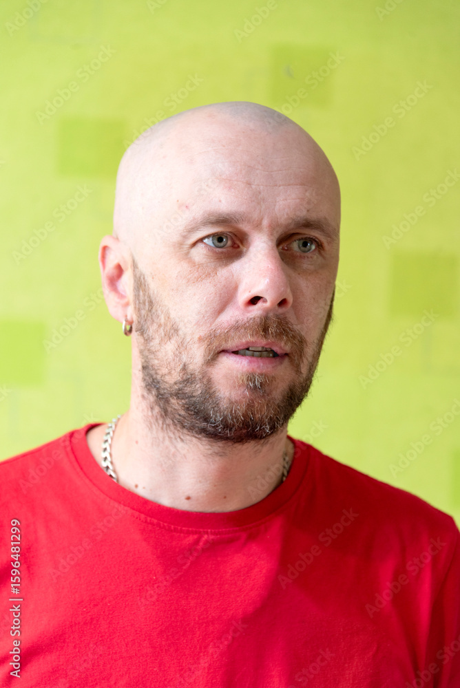 Obraz premium A man poses against a wall, making various grimaces