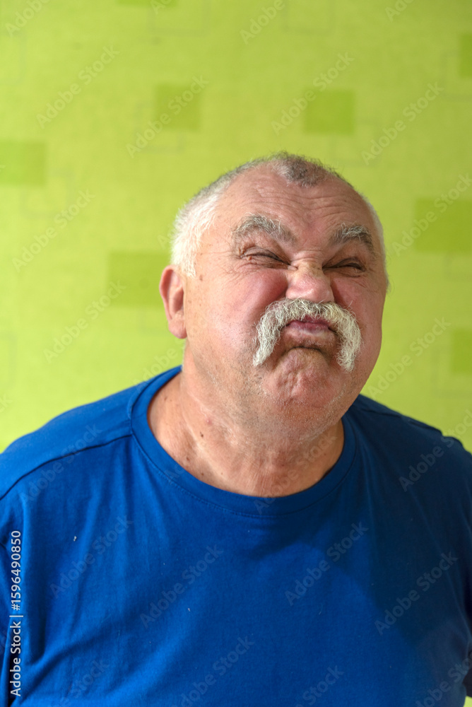 Obraz premium A man poses against a wall, making various grimaces