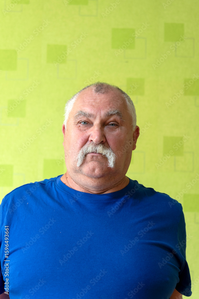 Obraz premium A man poses against a wall, making various grimaces