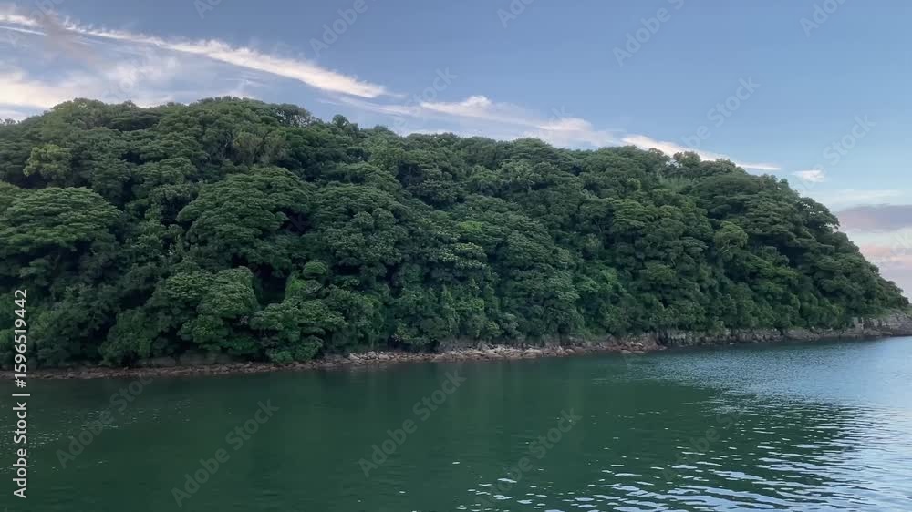 島と海:静かな自然の眺め 島と海:静かな自然の眺め
