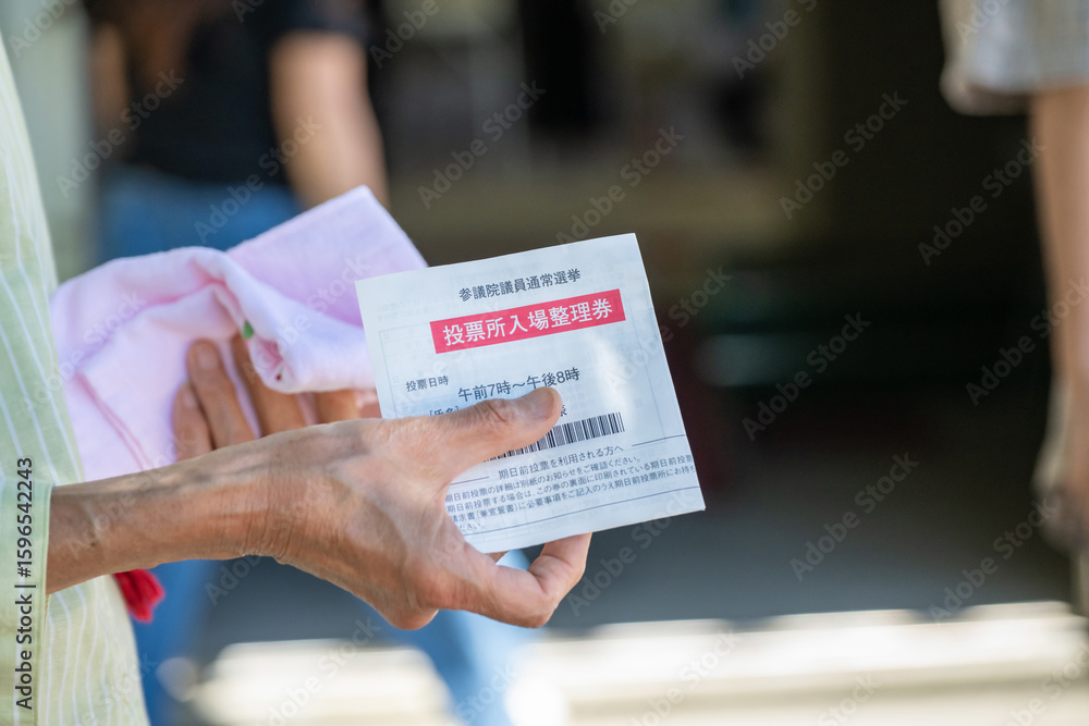 Obraz premium 投票券を持つ女性