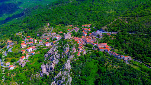 Fotografía Aerial view of the ruins of an ancient castle, a medieval village on a hill near the Neva River valley and built for defensive purposes, history