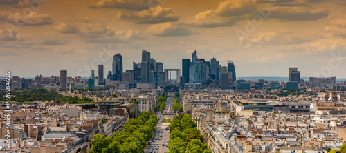 Obraz na plátně Avenue de la Grande-Armée avec le quartier de La Défense en arrière plan à Paris