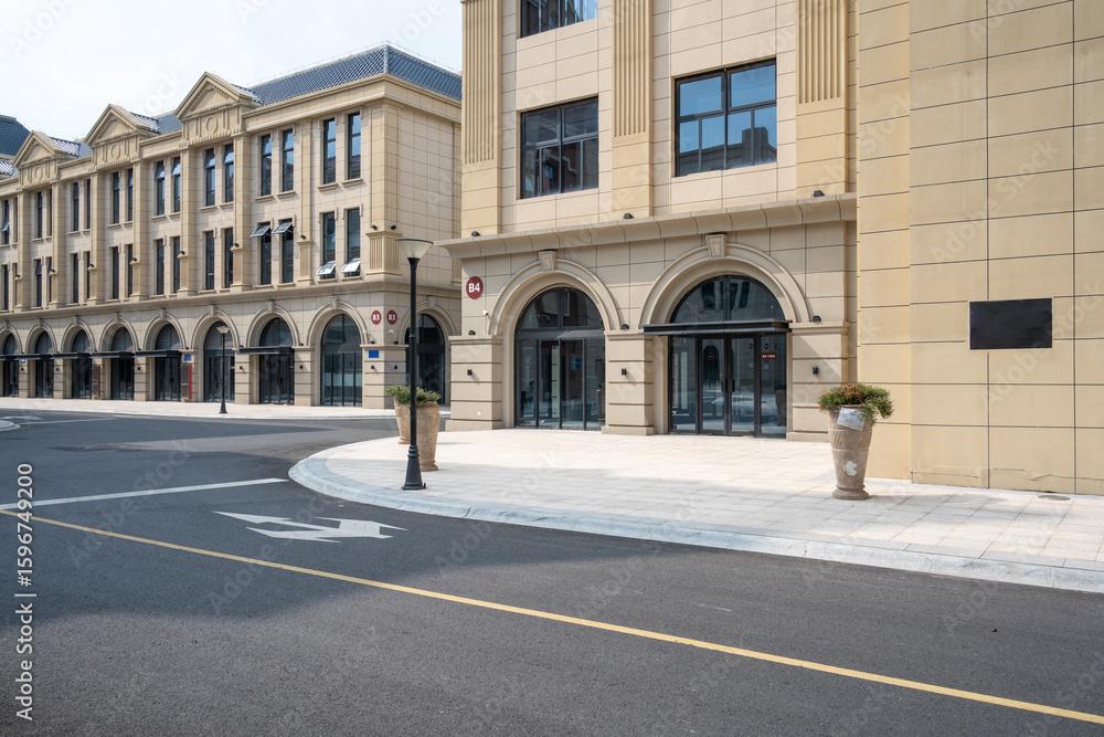 Obraz premium empty road with traditional buildings