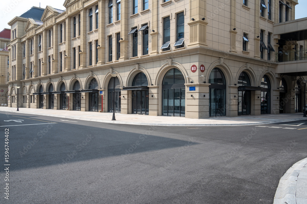 Obraz premium empty road with traditional buildings