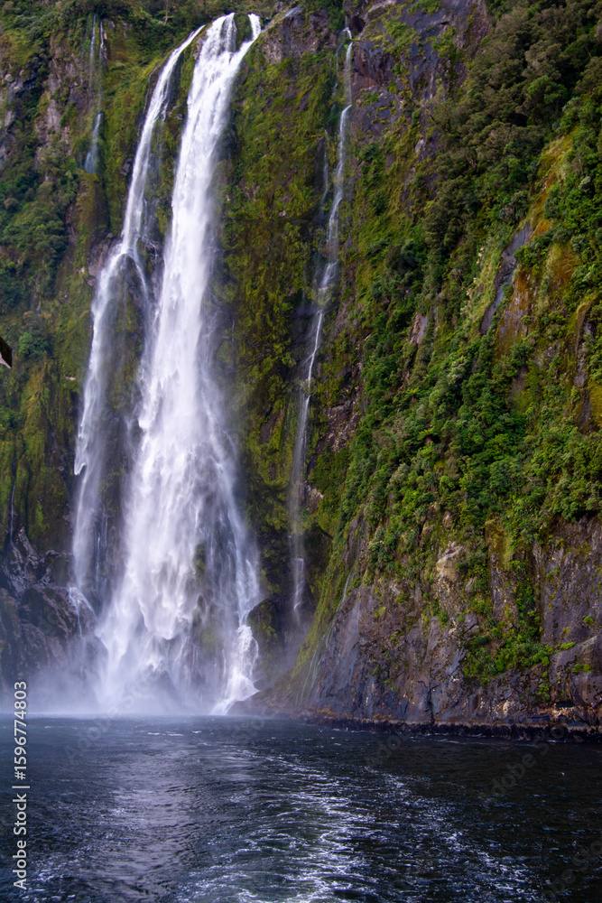 Obraz premium Majestic Waterfall in Lush Greenery