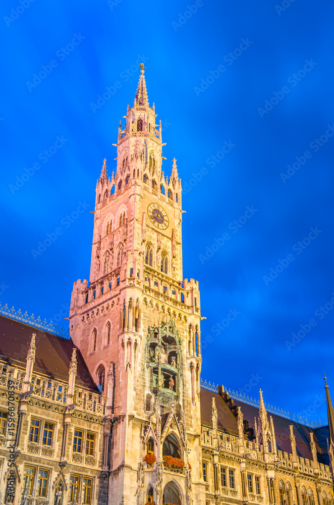 Obraz premium View at dusk of the Munich town hall, Bavaria, Germany, neo-Gothic building