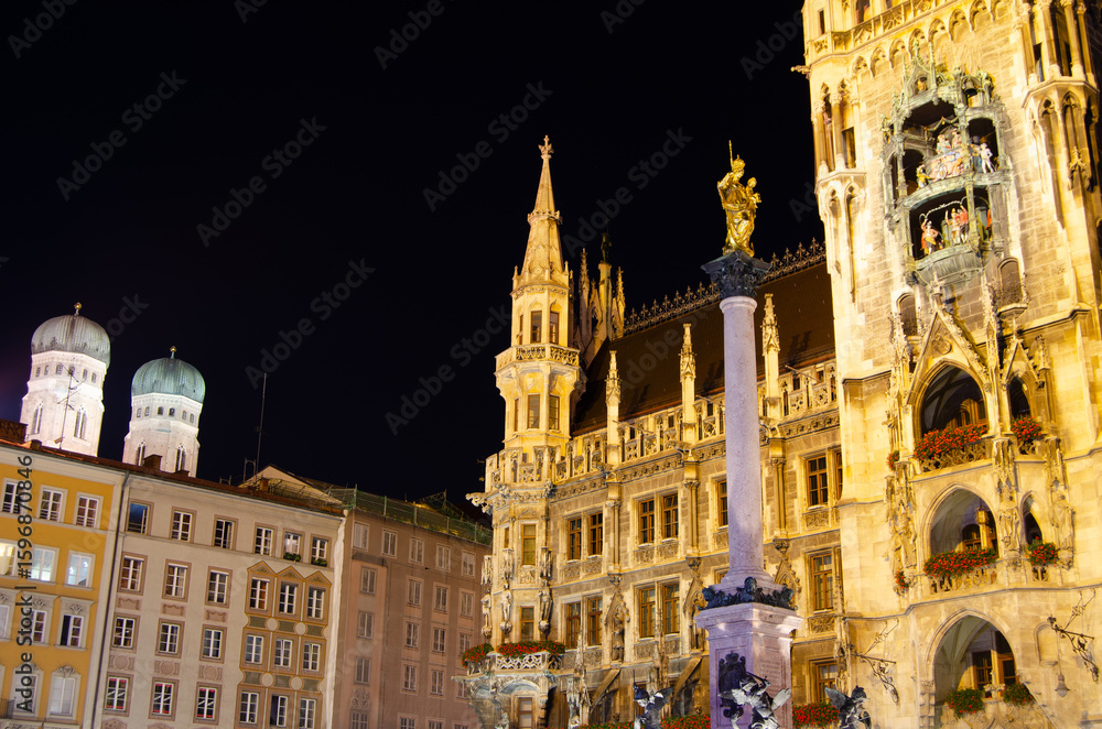 Fototapeta premium Night view of the Munich town hall, Bavaria, Germany, neo-Gothic building