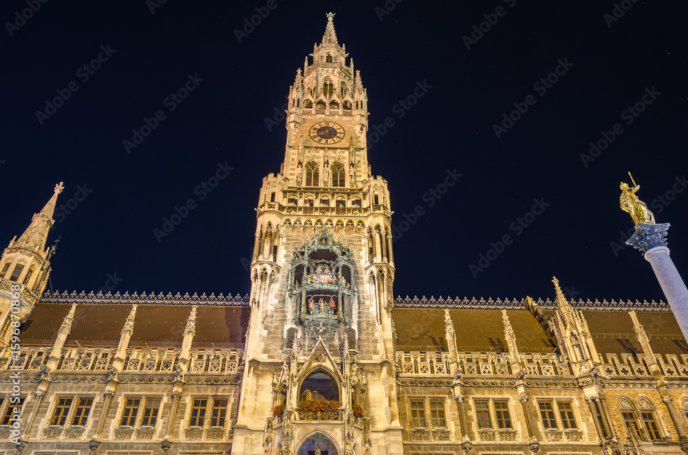 Fototapeta premium Night view of the Munich town hall, Bavaria, Germany, neo-Gothic building