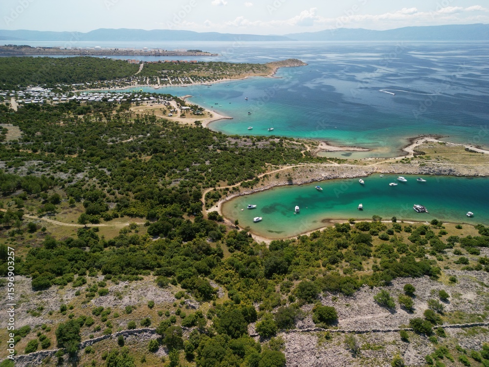 Fototapeta premium Most Krk - Chorwacja - okolice mostu nagrane dronem. Piękne plaże i widoki na okoliczne góry i wyspy. Zdjęcia z drona
