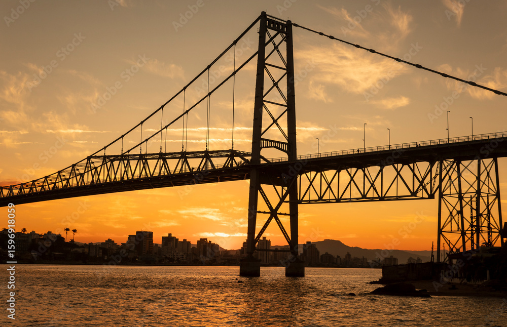 Fototapeta premium Florianopolis silhueta ponte Hercílio Luz pôr do sol amarelo Florianópolis Santa Catarina Brasil