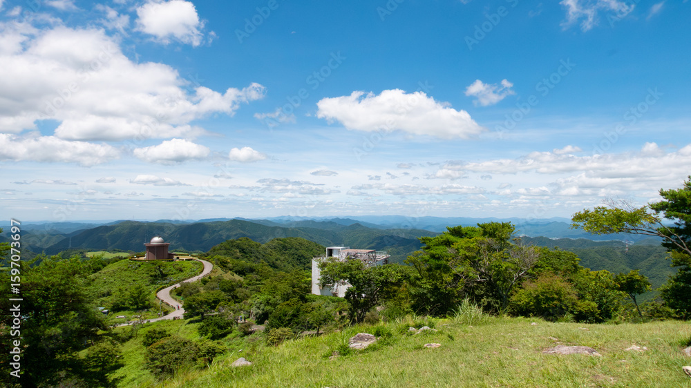 Obraz premium 空へと続く観測の道