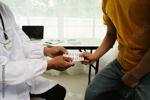 Fotografía A male patient consults a doctor during a medical exam focused on prostate or testicular health, discussing symptoms, diagnosis, and treatment options with trust and professional care