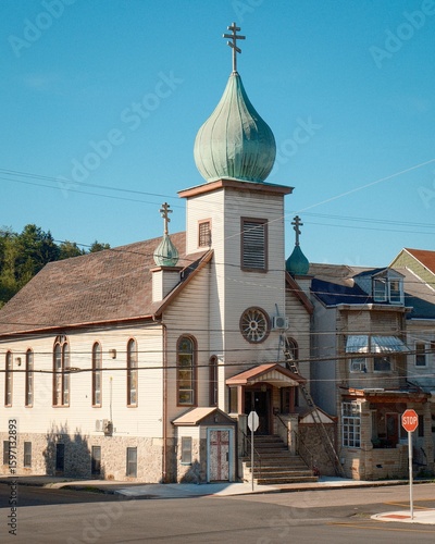 Foto An Orthodox-style church with distinct onion domes and a cross stands at a stree