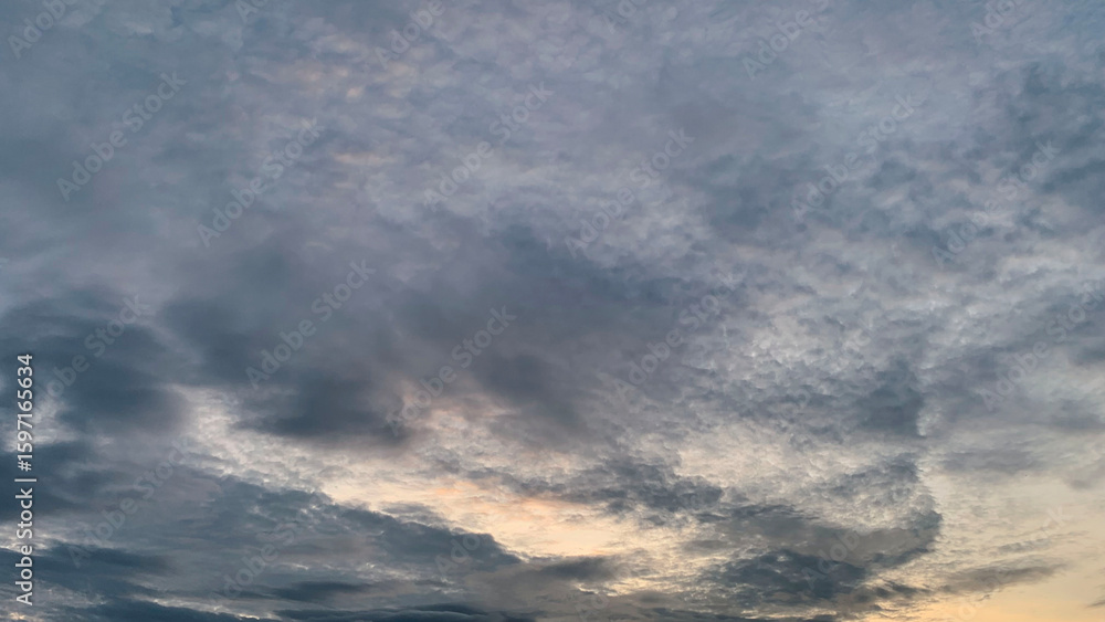 Obraz premium A beautiful sky and the last colors of the sky before the last light disappears with the cool breeze of the evening