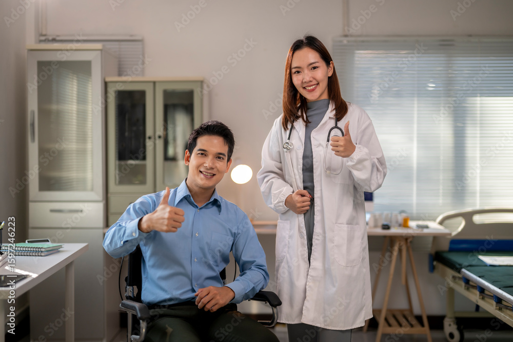 Obraz premium man and a woman are posing for a picture in a hospital room