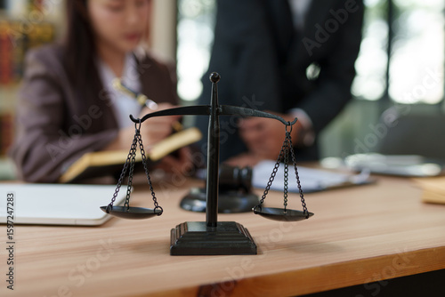 Fotografie Lawyers and business people discuss legal matters in the office.