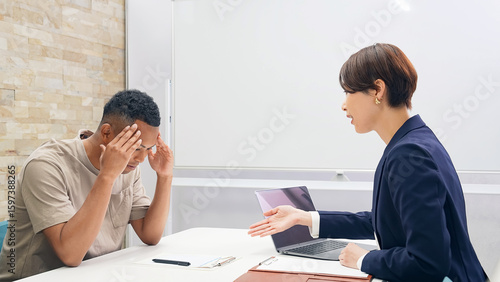 Canvas Print 悩む、面接、外国人、困る、トラブル、問題、警察、入国審査、相談、受付、日本語、英語、英会話、わからない、翻訳、提案、書類、署名、契約、男性、不法滞在、面談、就職