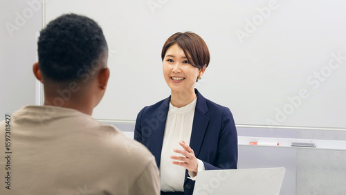 Bild auf Leinwand 相談、受付、英会話、面談、面接、笑顔、日本人、インバウンド、接客、窓口、会議室、ミーティング、入国審査、就職、登録、ビジネス、外国人、女性、申請、手続き、事務、