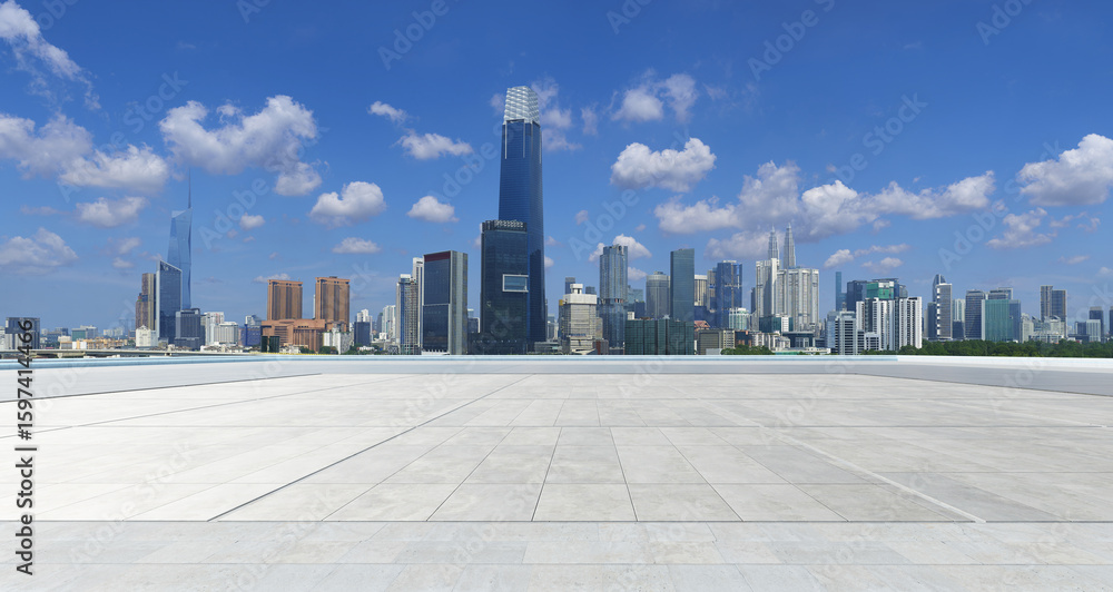 Obraz premium Empty concrete plaza with kuala lumpur city skyline background