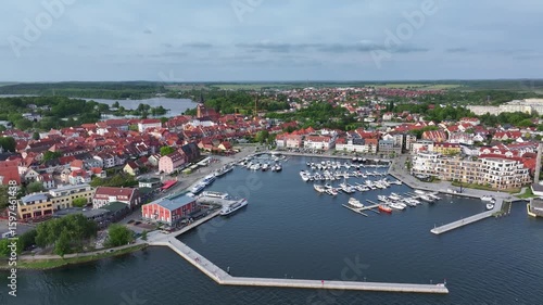 Marina und Altstadt von Waren (Müritz) im Sommer