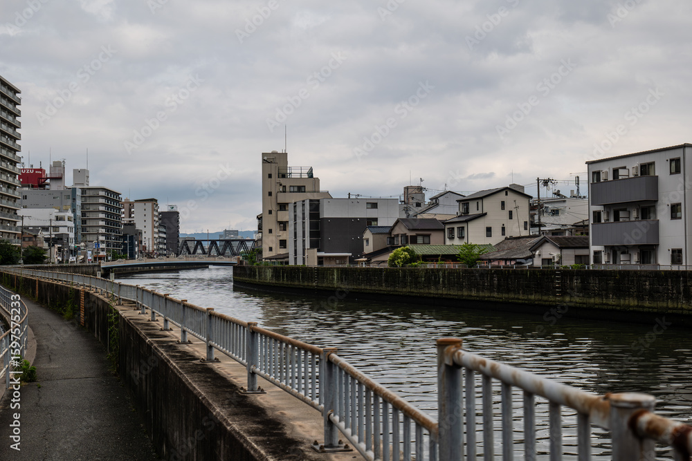 Naklejka premium 日本、大阪、新喜多大橋、城市、交通、橋、ビル、曇天、風景、堀、川、雲、写真素材