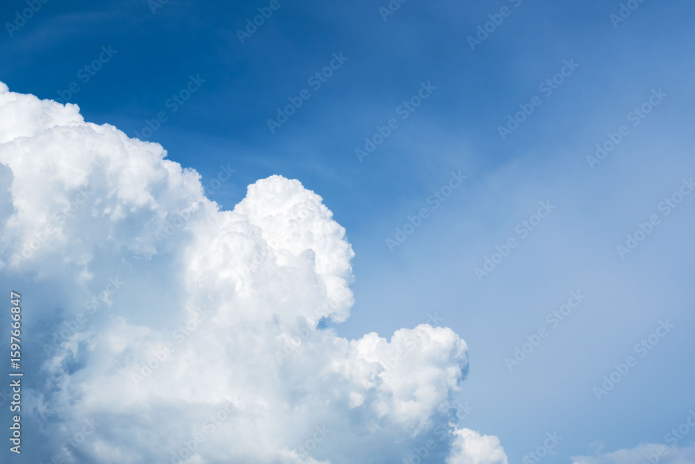 Obraz premium 夏の空 夕方の青空と積雲09