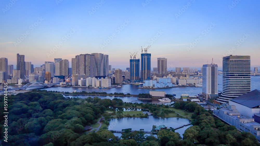 Fototapeta premium 都心散歩 真夏の日暮れの東京湾タワマン群