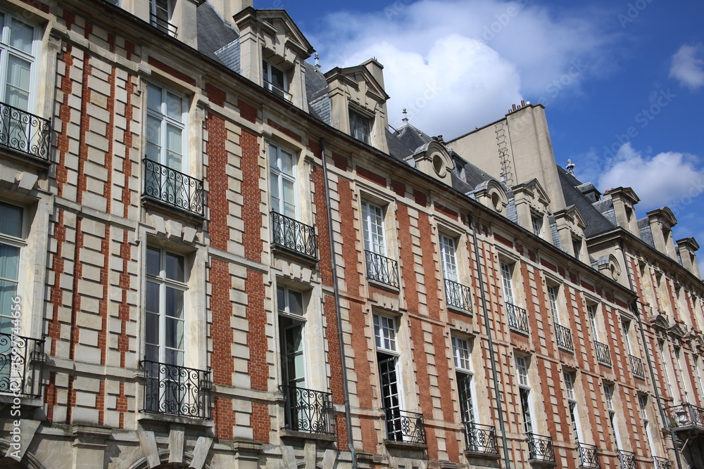 Fototapeta premium Façades d'immeubles de la Place des Vosges