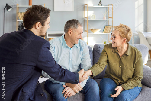 Murais de parede Consulting legal expert at home, happy senior mature family couple of clients me