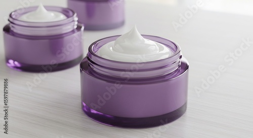 滑らかクリーム 紫の容器 ソフトな光 上質肌ケアイメージ