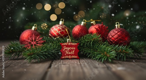 深紅のオーナメント輝く、温かいクリスマスの夜。木製のテーブルに飾られた、幻想的な光の演出。