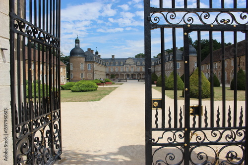 Château de Pierre-de-Bresse : portail en fer forgé ouvert sur la cour 