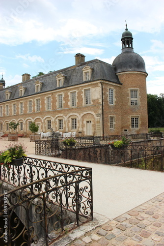 Château de Pierre-de-Bresse : pont sur les douves