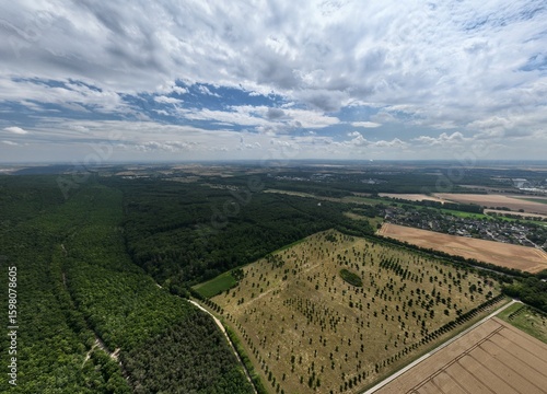 Panorama Luftbild der Sophienhoehe bei Stetternich und Juelich, aufgeschuetteter Abraumhoehenzug am Rand des Braunkohletagebaus im Rheinischen Revier bei sonnigem Wetter.