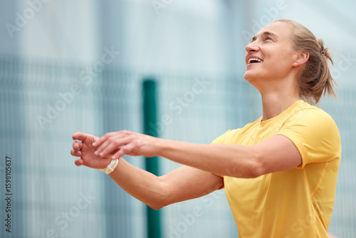 Φωτογραφία Smiling woman enjoying outdoor activity in casual yellow sportswear