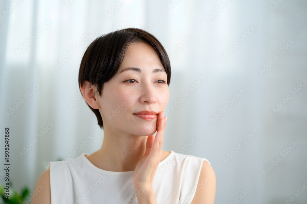 ノースリーブで明るい部屋にいる日本人女性のビューティーイメージ ノースリーブで明るい部屋にいる日本人女性のビューティーイメージ