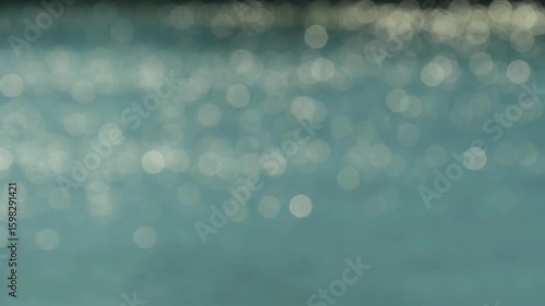 風でさざなみが立ったキラキラ光る水面の背景用素材。時間帯とボケの強弱のバリエーション。ボケ感大。