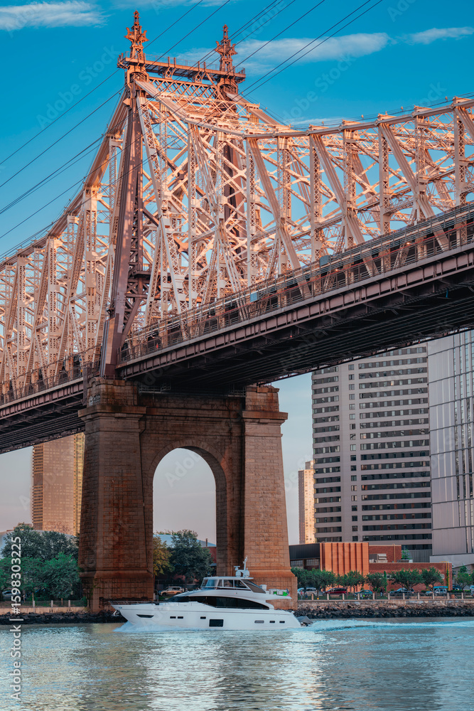 Fototapeta premium queens bridge New York skyline boat river 