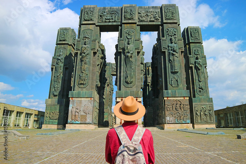 Foto Traveler Visitor Impressed by the Chronicle of Georgia, a Gigantic 16 Pillars Approx