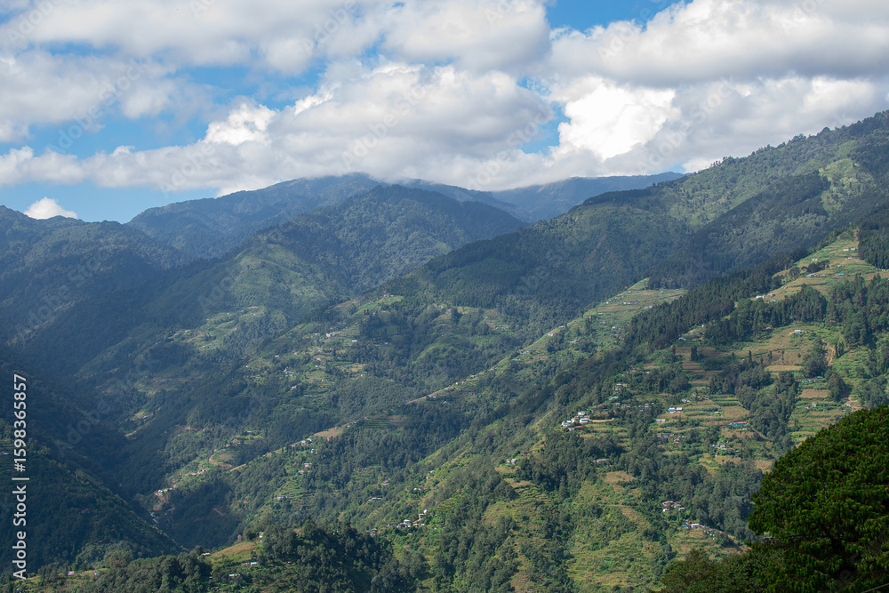 Obraz premium Sun rays falling on Himalayan mountain range, scenic beauty of layers of mountains, Okhrey, sikkim, India. Okhrey village a remote place in Sikkim where mountain range view is enjoyed by tourists.