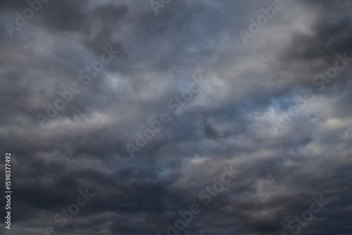 Fotografía Black clouds with light edges, a threat of a strong element, a harbinger of a storm