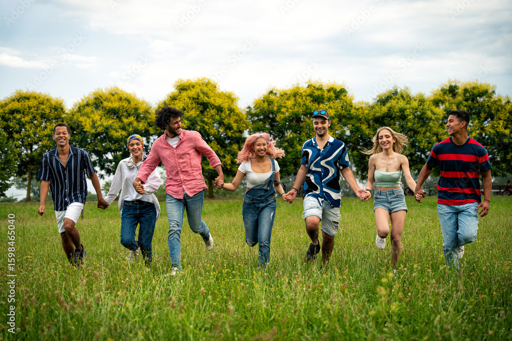 Obraz premium Group of multiethnic teenagers spending time outdoor on a picnic at the park
