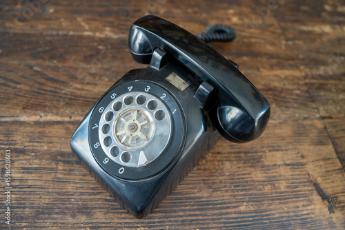 Photos vintage telephone on wooden table