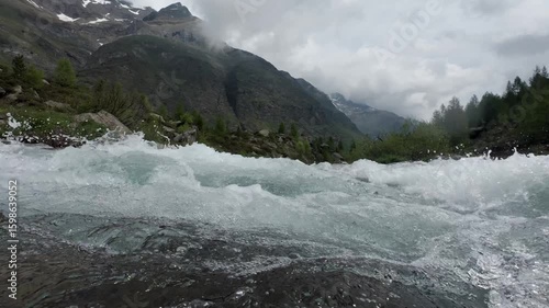Wildbach bei Lazins in der Texelgruppe in den Bergen Südtirol Italien wassernahe Aufnahme Var. 13